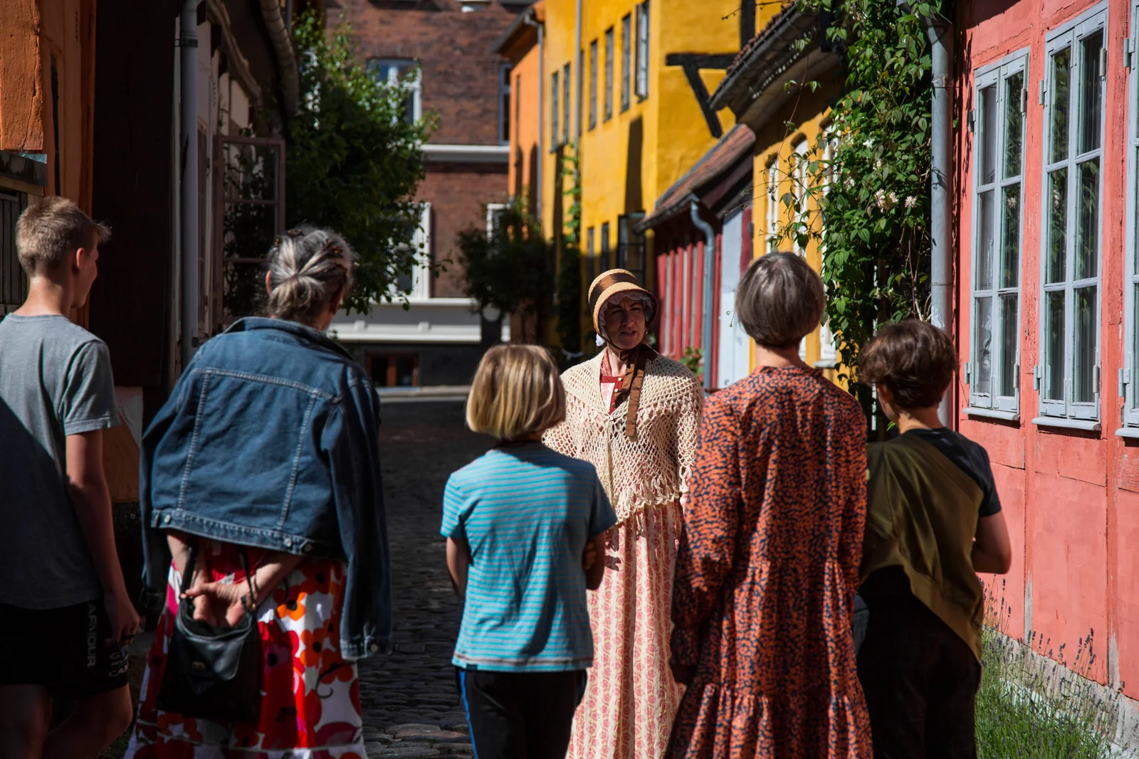 Mennesker mødes i Helsingørs historiske gader.