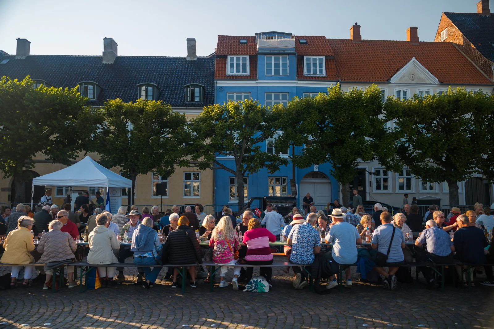 People sharing a long table in Helsingør.